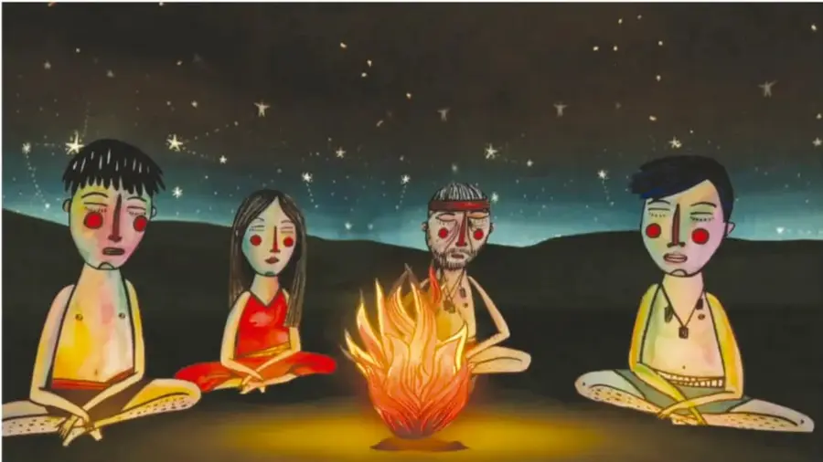Ilustración nocturna: cuatro personas yaquis sentadas con las piernas cruzadas alrededor de una fogata encendida, bajo un cielo estrellado; los personajes tienen pintura roja en las mejillas y vestimenta tradicional, y detrás se ve un paisaje de colinas.