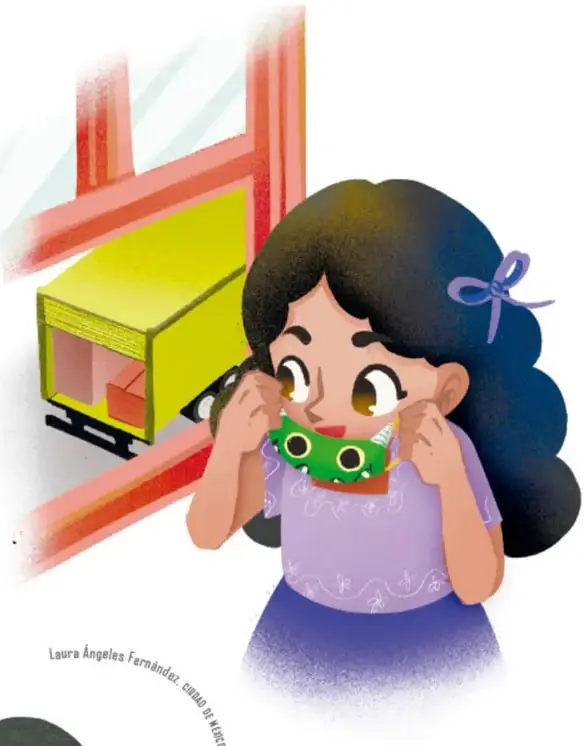 Jaz, una niña de cabello largo con moño morado y blusa lila, se pone un cubrebocas verde de monstruo frente a una ventana con un camión de mudanza amarillo afuera.