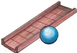 Resbaladilla con el borde lateral abierto, con la pelota saliéndose del carril