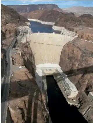 Fotografía de una presa de concreto en un cañón rocoso (estilo Hoover Dam), representando la hidroenergía.