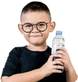 Niño con lentes sosteniendo una botella de agua, sonriente.