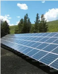 Campo de paneles solares fotovoltaicos en un entorno natural, representando tecnologías verdes.