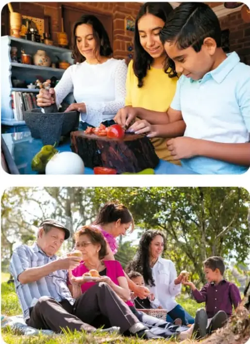 Fotografía de una familia (madre y dos niños) preparando alimentos en una cocina, cortando jitomate sobre una tabla.