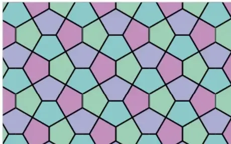 Teselado irregular de pentágonos y hexágonos en tonos verde, lila y azul.