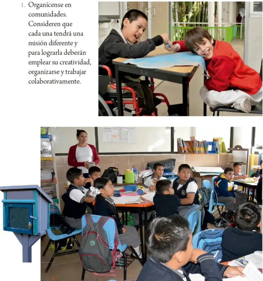 Dos estudiantes sonrientes chocan los puños; uno está en silla de ruedas y el otro sentado en una banca, mostrando inclusión y amistad.
