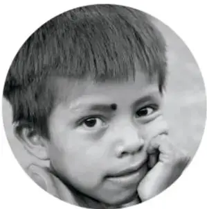 Fotografía en blanco y negro de un niño apoyando la cabeza en la mano, en actitud pensativa.