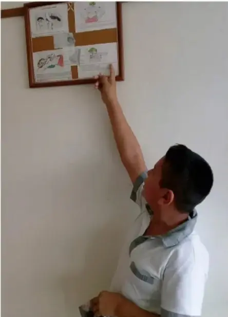 Fotografía de un estudiante colgando en el pizarrón una muestra de trabajos del proyecto (dibujos y fichas), ilustrando la etapa de exhibir resultados. Crédito: Jesús Eduardo Arteaga Flores, INMUJERES.