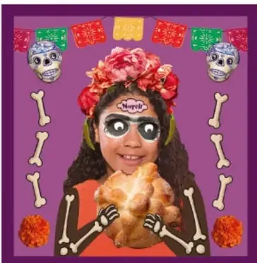 Collage de una niña vestida de catrina con pan de muerto, papel picado, calaveritas de azúcar, flores y huesos, con fondo morado.