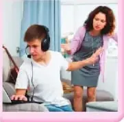 Ilustración de una madre que reclama a un adolescente que usa una computadora y audífonos; acompaña una reflexión sobre responder sin herir a nadie.