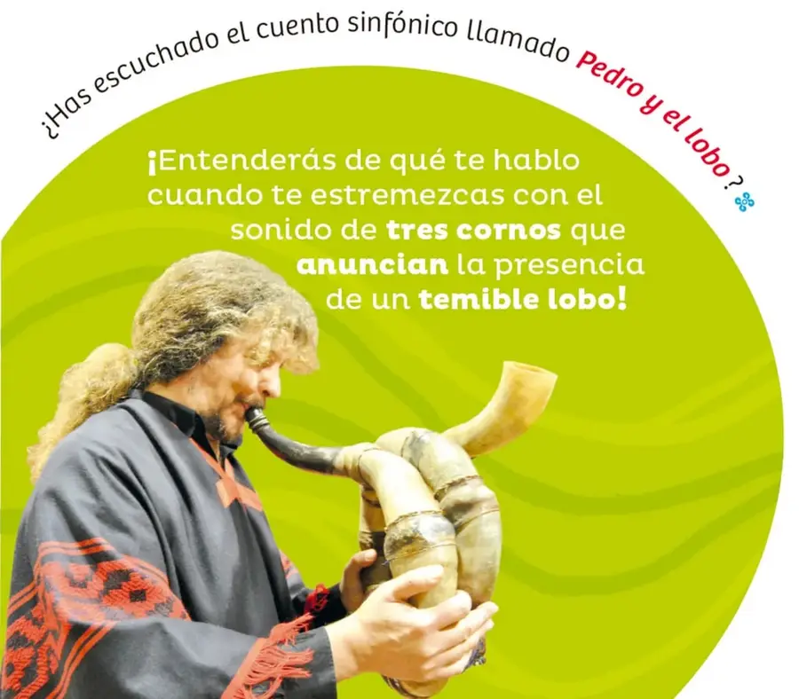 Fragmento de una pieza antigua de madera pintada, con líneas rojas y verdes, en forma de animal estilizado.