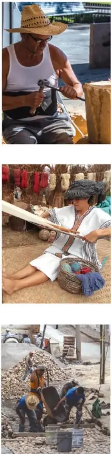 Fotografía de un hombre con sombrero de paja y playera blanca que talla madera con cincel y mazo sobre un tronco.