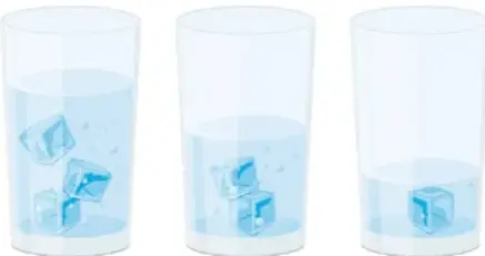 Tres vasos transparentes con agua y cubos de hielo, representando el conjunto con el número tres.