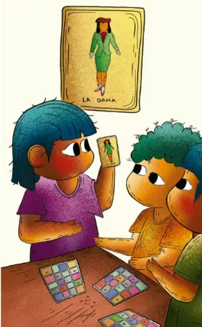 Tres niños jugando lotería en una mesa; uno de ellos muestra una carta con la figura de 'La dama' y al fondo hay un cuadro con la misma figura.