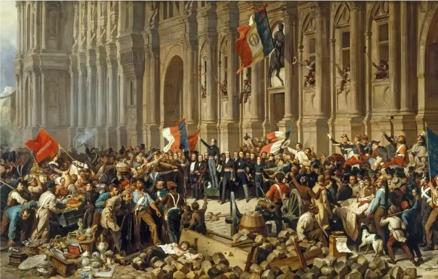 Pintura histórica que representa una revolución del siglo XIX: multitud en una plaza frente a un edificio monumental, con banderas tricolores francesas, barricadas, heridos y un personaje central que parece arengar a la muchedumbre.