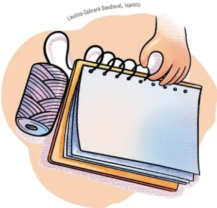 Manos cosiendo con hilo cáñamo un cuaderno de cartón perforado; se observa un carrete de hilo morado.