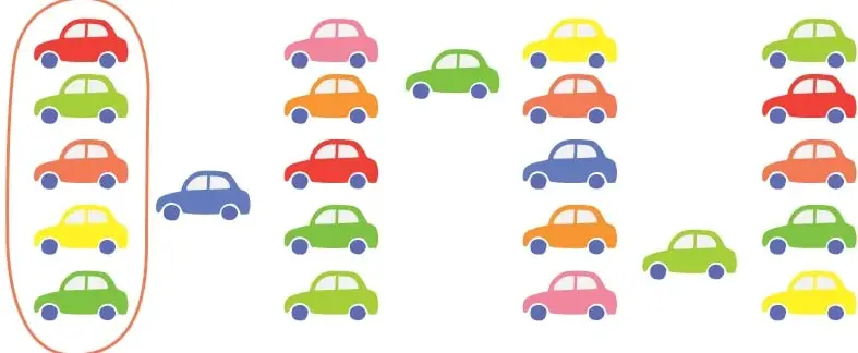 Grupo de 5 autitos de colores encerrado en un óvalo, junto a otros autos de colores dispersos: rosado, verde, amarillo, rojo, azul, naranjo.