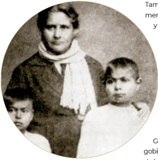 Retrato de Juana Belén Gutiérrez de Mendoza, ca. 1910, junto a dos niños; fotomecánico, Acervo INEHRM.
