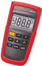Persona midiendo la temperatura de un perro con un termómetro digital.