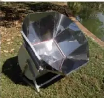 Ejemplo de cartel "Estufas solares" con bombillas colgantes, título, subtítulo, cuerpo, fotos de estufas solares y eslogan al pie, con llamadas que señalan cada parte.