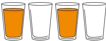 4 vasos, dos con jugo y dos vacíos.