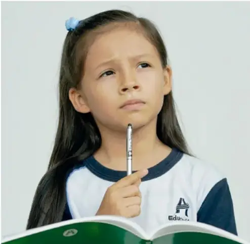Fotografía de una niña pensativa con lápiz en la mano sobre un libro abierto, ilustrando la reflexión antes de preguntar.