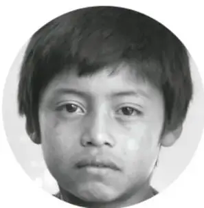 Fotografía en blanco y negro de un niño de primaria que mira de frente.