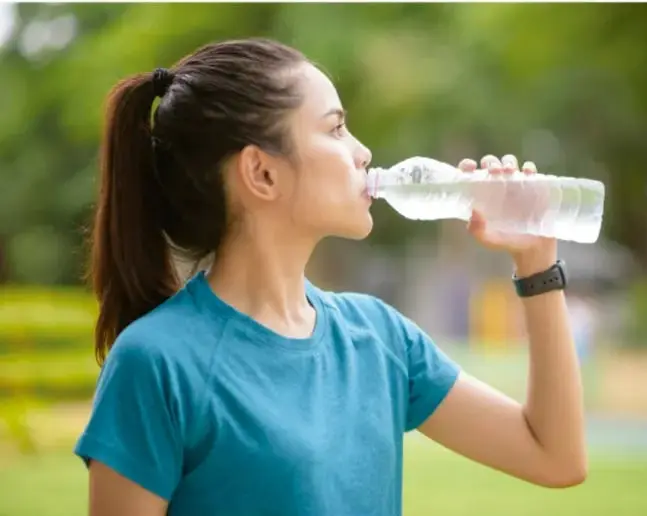 Niño bebiendo agua de un vaso, ejemplo de hábito de hidratación saludable.