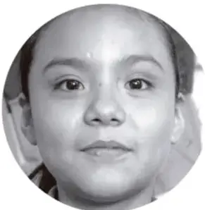 Fotografía en blanco y negro del rostro de un niño o niña con expresión tranquila, mirando de frente.
