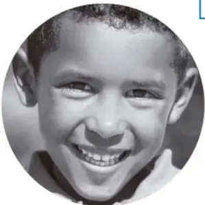 Fotografía circular de un niño sonriente, como ilustración de la actividad escolar.