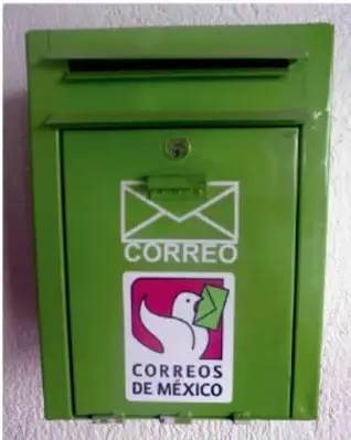Buzón postal de color verde con el logotipo de Correos de México y una paloma blanca sosteniendo una carta.