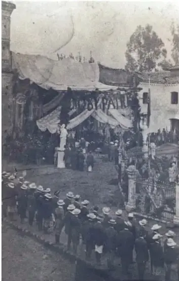 Fotografía histórica de una misa campal en Cuenca, en 1922. Se observan personas reunidas en el exterior de una iglesia para socializar.