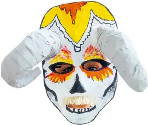 Máscara de calavera con grandes cuernos de carneros curvos, pintada de blanco con detalles amarillos, rojos y negros, con bigote y dientes visibles.