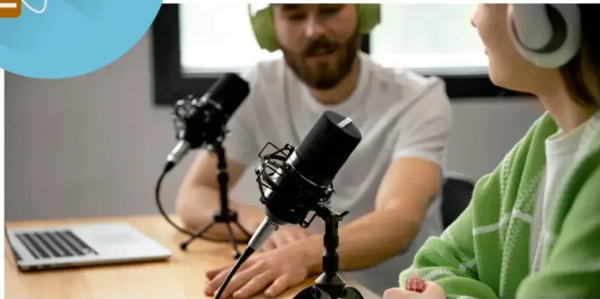 Fotografía de dos personas con audífonos frente a micrófonos en una mesa, simulando un programa de radio o podcast.