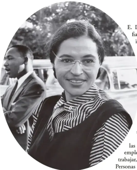 Fotografía en blanco y negro de Rosa Parks sonriendo de frente con lentes y blusa a rayas; detrás, al fondo, se aprecia a Martin Luther King Jr. de perfil.