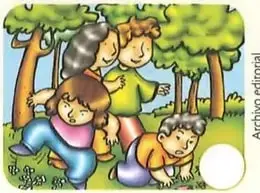 Niños y adultos cuidan un espacio natural con árboles y plantas.