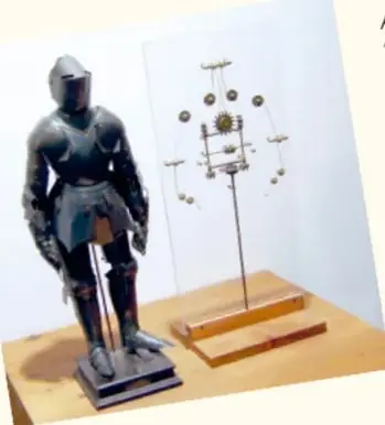 Fotografía del Automa Cavaliere: armadura metálica de caballero sobre una base, junto a un esquema mecánico con engranajes.