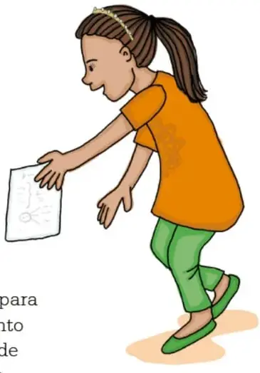 Niña de cabello recogido con playera naranja y pants verde sostiene una hoja con un esquema.