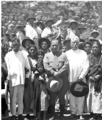 Fotografía en blanco y negro de una multitud de personas, en su mayoría campesinos con sombreros, reunidas en un espacio abierto. Al frente se distinguen algunos hombres con vestimenta formal. Parece una concentración o mitin político en el contexto rural mexicano de la época.