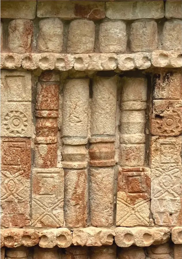 Fotografía de un muro prehispánico de piedra con relieves geométricos y antropomorfos, probablemente de origen mesoamericano (estilo maya o zapoteco), que ilustra la portada del libro.