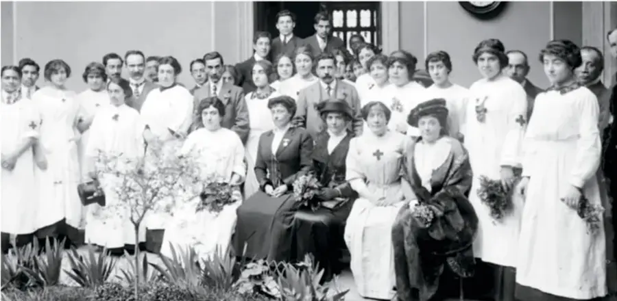 Fotografía grupal antigua en blanco y negro donde aparecen médicos y enfermeras, posiblemente la generación de Matilde Montoya.