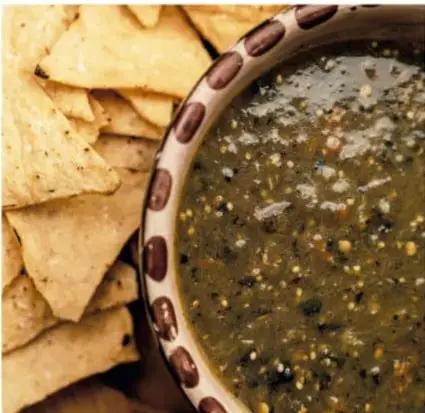 Recipiente de barro con salsa verde y totopos (tortillas fritas) para acompañar los jumiles.