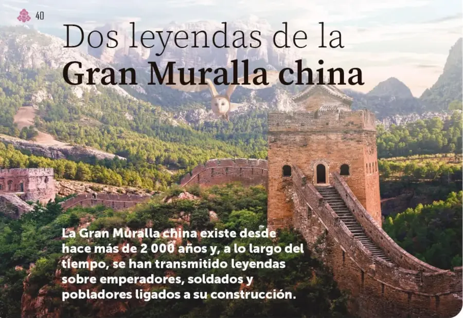 Fotografía de la Gran Muralla china serpenteando por montañas verdes, con una torre de vigía de piedra y un búho volando sobre ella.