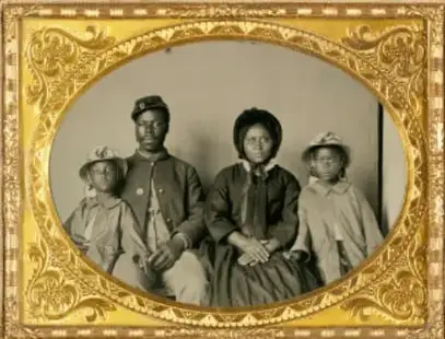 Fotografía enmarcada de una familia afroamericana, probablemente esclavos liberados.
