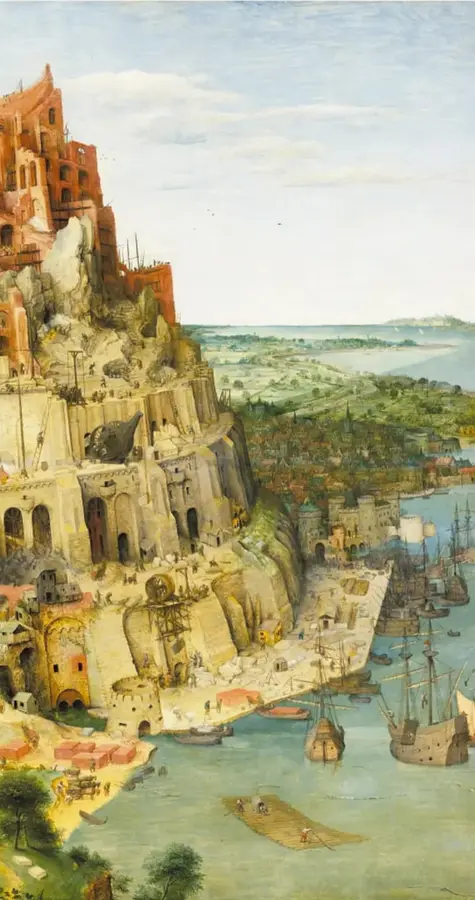Reproducción de la pintura Torre de Babel (1563) de Pieter Brueghel el Joven. Se observa una torre monumental en construcción con forma de espiral ascendente, rodeada de andamios, grúas y escaleras. En la base y los alrededores hay numerosos obreros, canteros y cargadores. A la derecha se aprecia un puerto con barcos de vela, murallas, casas y campos verdes; al fondo, el mar y el cielo. La escena está llena de detalles costumbristas y paisajísticos.