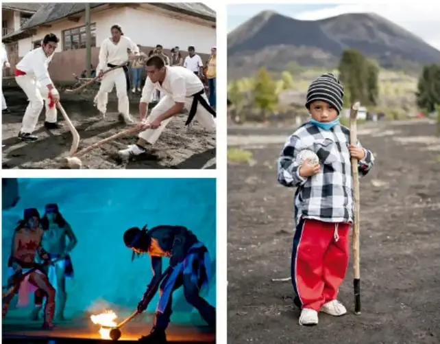 Fotografía de hombres con ropa clara jugando con palos largos en un campo de tierra; uno de ellos golpea una pelota.