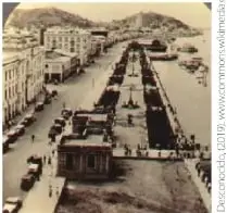 Fotografía del primer Malecón de Guayaquil, presentado como un lugar principal de actividad comercial y diversiones.