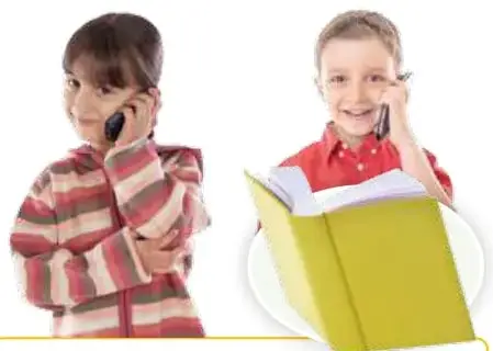 Niño hablando por teléfono con un libro abierto