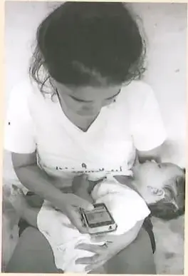 Adolescente cuidando a un bebé, imagen relacionada con el embarazo y la maternidad en la adolescencia.