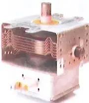 Imagen de la estructura de un ventilador de pedestal, con la indicación de su motor eléctrico interno.