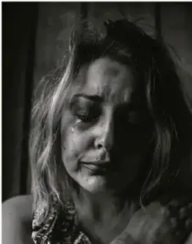 Fotografía en blanco y negro de una joven con el rostro preocupado o angustiado, ilustrando el impacto emocional de la hipersexualización.